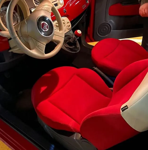 Tapiceria de coche roja limpia