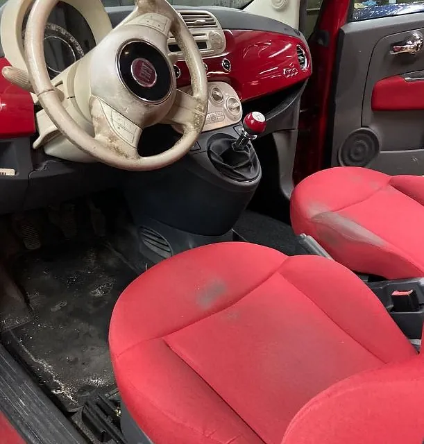 Tapiceria de coche roja 