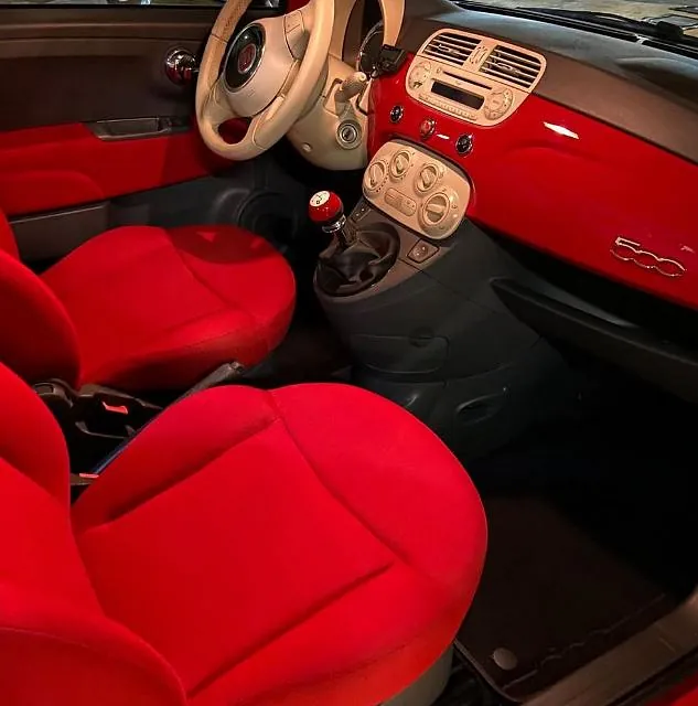 Tapiceria de coche roja llimpia
